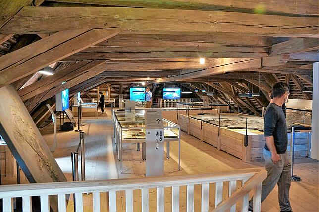 Im Obergeschoss der historischen Schlosstorkel geht die Ausstellung weiter. Eine neu eingebaute Treppe führt dorthin.