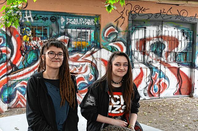 Lara Fichtner (links) und Chantal Keller vom Verein des selbst organisierten Jugendtreffs Teestube auf dem Freigelände hinter dem ...