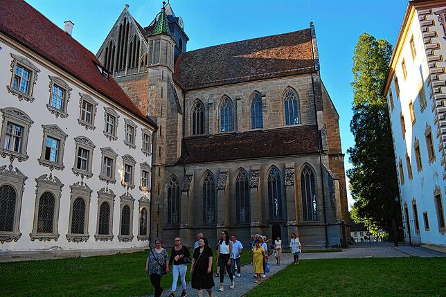 Im Novizengarten, auf dem Weg zum ehemaligen Speisesaal der Mönche, dem heutigen Betsaal.