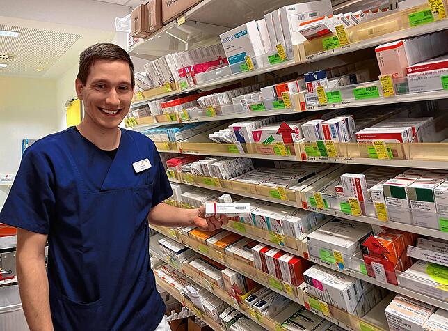 Moritz Vitt führt die Apotheke am Klinikum in Villingen-Schwenningen. Über ein personalaufwändiges System kann er den Lieferengpässen ...