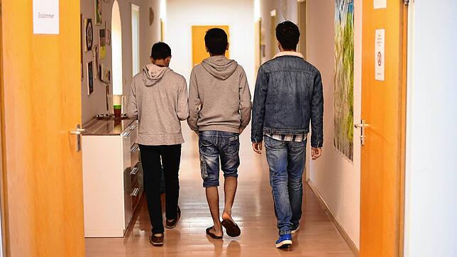 Unbegleitete minderjährige Ausländer laufen den Flur eines Kinder- und Jugendhilfezentrums entlang (Archivbild). Städte und Landkreise ...