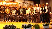 Die Preisträger bei der Lehrabschlussfeier Handwerk 2024 in der Inzigkofer Römerhalle mit (links) Harald Herrmann, Handwerkskammer ...