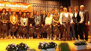 Die Preisträger bei der Lehrabschlussfeier Handwerk 2024 in der Inzigkofer Römerhalle mit (links) Harald Herrmann, Handwerkskammer ...
