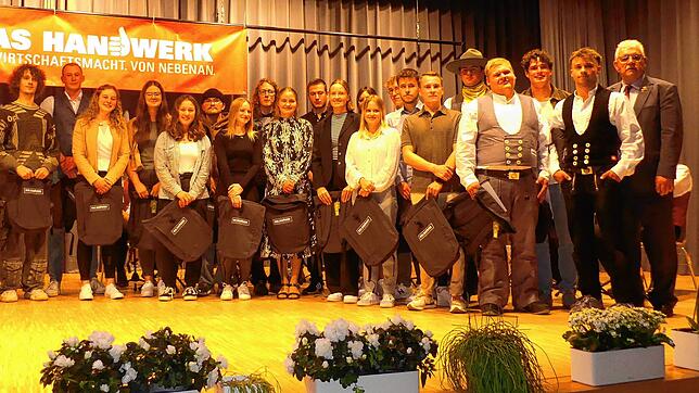Die Preisträger bei der Lehrabschlussfeier Handwerk 2024 in der Inzigkofer Römerhalle mit (links) Harald Herrmann, Handwerkskammer ...