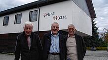 Paul Müller, Peter Allgaier und Manfred Nolle (von links) vor dem Dorfgemeinschaftshaus Prinz Max in der Neufracher Ortsmitte. Sie haben ...