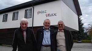 Paul Müller, Peter Allgaier und Manfred Nolle (von links) vor dem Dorfgemeinschaftshaus Prinz Max in der Neufracher Ortsmitte. Sie haben ...