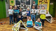 Gemeinsam mit Leiterin Silke Janz lernten die Vorschulkinder viel über die Zeitung. Max, Levin, Leonie, Lea, Enrico, Leonid, Jan ...