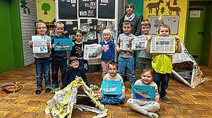 Gemeinsam mit Leiterin Silke Janz lernten die Vorschulkinder viel über die Zeitung. Max, Levin, Leonie, Lea, Enrico, Leonid, Jan ...