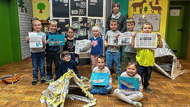 Gemeinsam mit Leiterin Silke Janz lernten die Vorschulkinder viel über die Zeitung. Max, Levin, Leonie, Lea, Enrico, Leonid, Jan ...