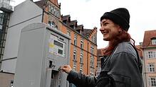Die Konstanzer Studentin Janina Wagner zieht auf dem Stephansplatz einen Parkschein. Die Parkgebühr findet sie heute schon zu hoch, mit ...