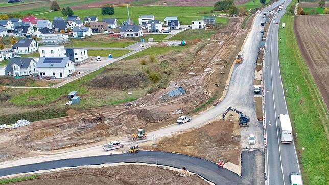 Das Luftbild zeigt den Ausbau der B 27 im Abschnitt Süd. Zwischen der Bebauung Auf Hohen und der Straßen muss eine Lärmschutzwand ...