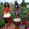 Christine Mutter-Sène und Badou Sène laden zum Trommeln ein.