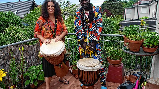 Christine Mutter-Sène und Badou Sène laden zum Trommeln ein.