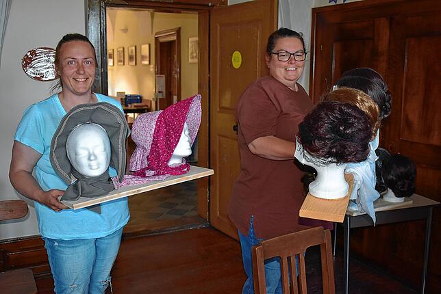 Kostüme, Schutten und Perücken für die Schauspieler werden ins Kloster gebracht. Tanja Maier und Anke Huber bringen die Requisiten für ...