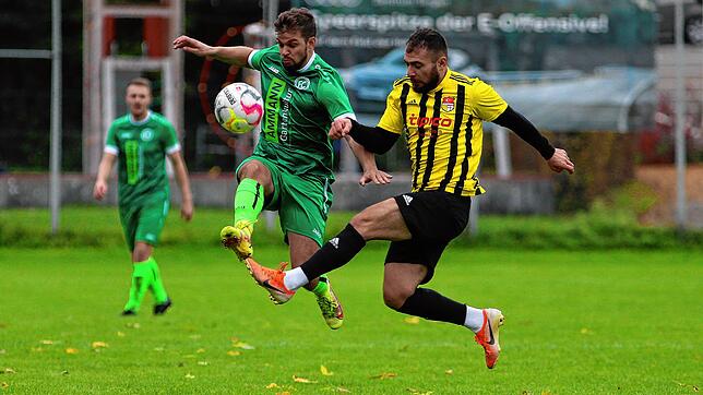 Mert Levent (TSV Konstanz, rechts) im Zweikampf mit Pascal Rauscher (FC Steißlingen).
