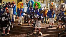 Die Holzspuele-Waggis sorgten zusammen mit den Gasseschlurbär für närrische Stimmung auf dem Spitalplatz. Bilder: Julia Becker