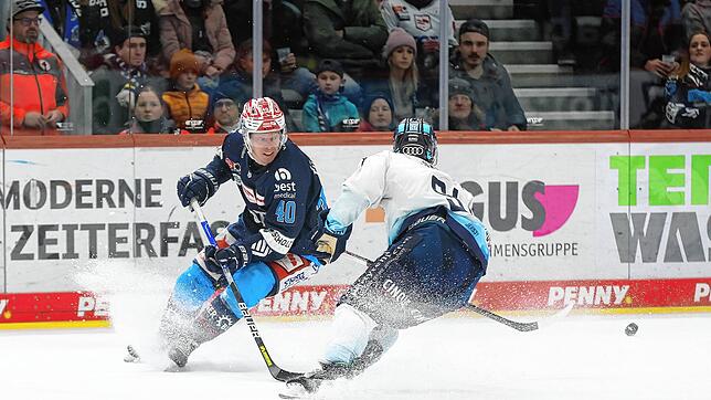 Verlängerung: Ken-André Olimb (links) wird auch in der Saison 2023/24 für die Schwenninger Wild Wings stürmen.