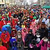 Aus für ein Bild: Die ganze Marktstätte ist voller Mäschgerle bei der gemeinsamen Straßenfasnacht von Blätzlebuebe, Konstanzer Keilern ...