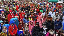 Aus für ein Bild: Die ganze Marktstätte ist voller Mäschgerle bei der gemeinsamen Straßenfasnacht von Blätzlebuebe, Konstanzer Keilern ...