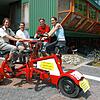 (Archivbild) Mit diesem Spezialrad sorgte Marco Knöpfle (geb. Walter, links im Bild) im Jahr 2003 in Konstanz für Furore. Warum ist es ...