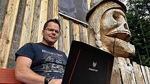 Danny Barowka ist im Organisationsteam des Metalackers für die Öffentlichkeitsarbeit zuständig. Auf dem Festivalgelände erläutert er das ...