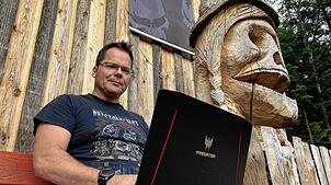Danny Barowka ist im Organisationsteam des Metalackers für die Öffentlichkeitsarbeit zuständig. Auf dem Festivalgelände erläutert er das ...