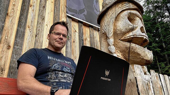 Danny Barowka ist im Organisationsteam des Metalackers für die Öffentlichkeitsarbeit zuständig. Auf dem Festivalgelände erläutert er das ...