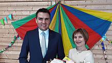 Bürgermeister Denis Lehmann verabschiedet Helen Steiner als Rektorin der Grundschule mit einem Geschenkkorb. Bild: Hartmut Ferenschild