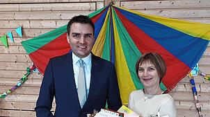 Bürgermeister Denis Lehmann verabschiedet Helen Steiner als Rektorin der Grundschule mit einem Geschenkkorb. Bild: Hartmut Ferenschild