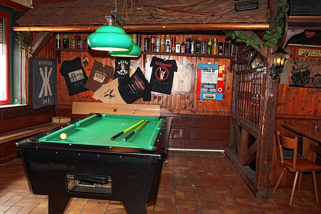 So kennen die Meßkircher den Holzwurm: Urig eingerichtet und dekoriert. Man konnte dort Darts und Billard spielen.