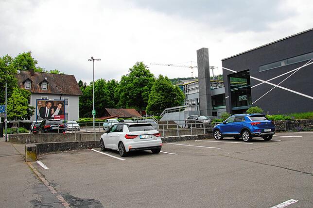 Der Parkplatz in der Waldtorstraße liegt direkt an der Hochrhein-Sporthalle. Via Unterführung gelangt man innerhalb weniger Minuten zu ...