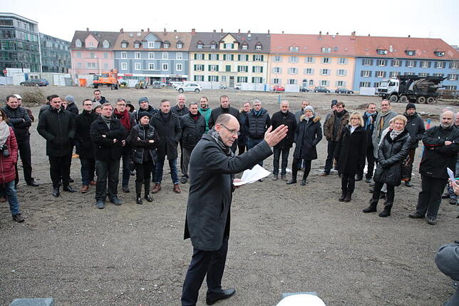 Oberbürgermeister Bernd Häusler erklärt den interessierten Besuchern, was bisher geschah und wie die Umsetzung des Projektes verlaufen soll.