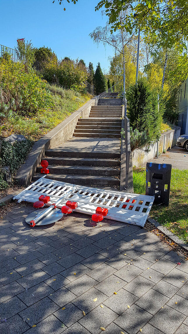 Die Sperrung wird von manchen Fußgängern ignoriert. Die befestigten und verankerten Absperrungen, hier am Kornhaus, werden regelmäßig ...