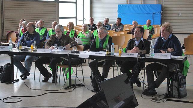 Erster Erörterungstermin: Die Vertreter von BUND und Bürgerinitiative gehörten zur Gesprächsrunde, alle ihre Fragen wurden auch gehört ...