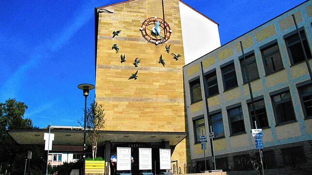 Für die Stadt Friedrichshafen arbeiten rund 1400 Beschäftigte, die sich 1050 Stellen teilen. In der Verwaltung selbst gibt es aktuell ...