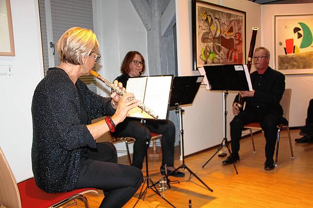 Ein Holzbläsertrio mit (von links) Yvonne Flaig, Sarah Dorell und Michael Schönberger umrahmte mit einer modernen Komposition.