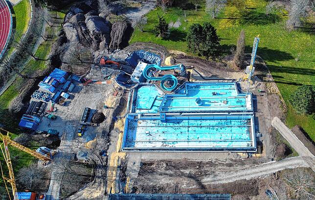 Im März 2023 gleicht das beliebte Freibad einer Großbaustelle. Die Sanierungsmaßnahmen laufen.