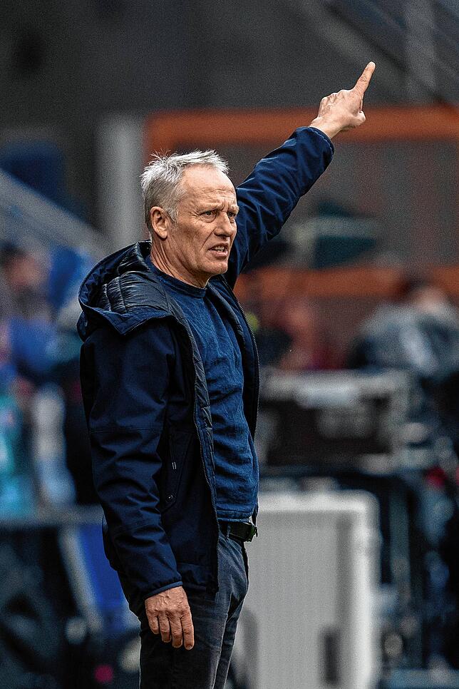 Freiburgs Trainer Christian Streich gibt Anweisungen.