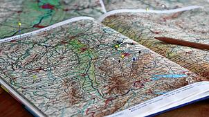 Stecknadeln auf einer Karte markieren die Standorte von Königsfeld, VS-Rietheim und Schönwald sowie die von gleichnamigen Orten im ...