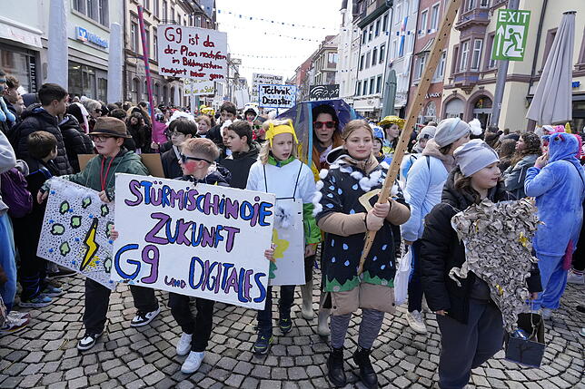 Das Gymnasium am Hoptbühl thematisiert den Rückgang zum neunjährgen Gymansium.
