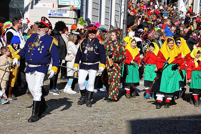 Bild 4: Tausende Besucher beim Rosenmäntigumzug 2025