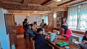 Die Interkulturelle Nähwerkstatt im Mesnerhaus wird gut angekommen, unter Anleitung einer Schneidermeisterin wird hier gemeinsam genäht. ...