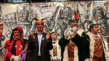Cem Özdemir (links) applaudiert. Rechts neben ihm steht Fürsprech Michael Nadig.