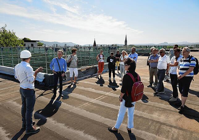 Schöner Blick über die Stadt bis in den Hegau: Auf dem Dach des Pflegeheims werden Solarmodule für die Energieversorgung des Gebäudes ...