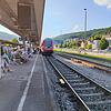 Zahlreiche Pendler stehen am Montag am Bahnsteig in Waldshut. seit 18 Uhr fährt kein Zug mehr in g Richtung Basel.