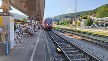 Zahlreiche Pendler stehen am Montag am Bahnsteig in Waldshut. seit 18 Uhr fährt kein Zug mehr in g Richtung Basel.
