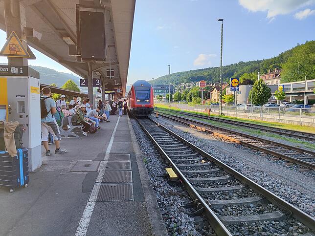 Zahlreiche Pendler stehen am Montag am Bahnsteig in Waldshut. seit 18 Uhr fährt kein Zug mehr in g Richtung Basel.