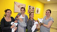 Nach vier von insgesamt sechs Geburten am Neujahrstag in Friedrichshafen: (von links) Anke Steier mit Jolanda, Julia Schrempp mit Feli, ...