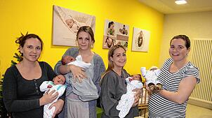 Nach vier von insgesamt sechs Geburten am Neujahrstag in Friedrichshafen: (von links) Anke Steier mit Jolanda, Julia Schrempp mit Feli, ...