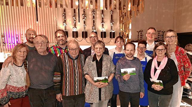 Der 89-jährige Martin Blümcke (Fünfter von links) und seine Gruppe „Arkadenschreck“ aus Laufenburg gewinnen den ersten Platz bei der ...